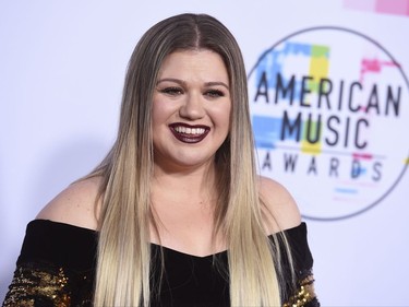 Kelly Clarkson arrives at the American Music Awards at the Microsoft Theater on Sunday, Nov. 19, 2017, in Los Angeles. (Photo by Jordan Strauss/Invision/AP)