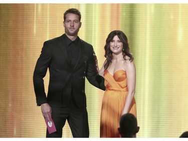 Justin Hartley, left, and Kathryn Hahn present the award for favourite male artist country at the American Music Awards at the Microsoft Theater on Sunday, Nov. 19, 2017, in Los Angeles. (Photo by Matt Sayles/Invision/AP)