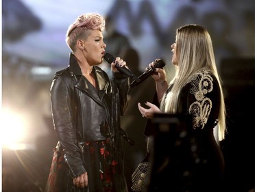 Pink, left, and Kelly Clarkson perform "Everybody Hurts" at the American Music Awards at the Microsoft Theater on Sunday, Nov. 19, 2017, in Los Angeles. (Photo by Matt Sayles/Invision/AP)