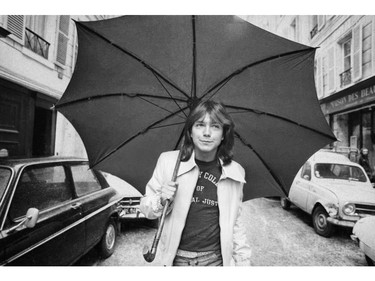 David Cassidy walks down a road in London with an umbrella in this April 30, 1974 file photo.  (Ellidge/Express/Getty Images)