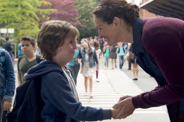 Auggie Pullman (Jacob Tremblay) and Isabel Pullman (Julia Roberts) in WONDER, an Entertainment One release. Photo credit: Dale Robinette