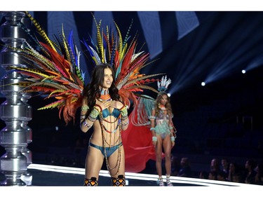 Model Adriana Lima walks the runway during the 2017 Victoria's Secret Fashion Show In Shanghai at Mercedes-Benz Arena on November 20, 2017 in Shanghai, China.  (Photo by Matt Winkelmeyer/Getty Images for Victoria's Secret)