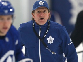 Mike Babcock talks to the Toronto Maple Leafs at practice on Nov. 7, 2017