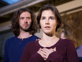 Amanda Knox speaks to the media during a brief press conference in front of her parents' home March 27, 2015 in Seattle, Washington. Knox and Raffaele Sollecito have been acquitted by Italy's highest court in the murder of British student Meredith Kercher, who was killed in her bedroom on November 1, 2007 in Perugia. Standing behind Knox is her fiance Colin Sutherland. (Photo by Stephen Brashear/Getty Images)