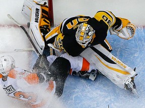 Philadelphia Flyers' Jakub Voracek collides with Pittsburgh Penguins goalie Matt Murray on Nov. 27, 2017