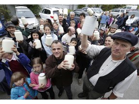Michael Schmidt (R) makes his weekly delivery run stopping in Richmond Hill to deliver raw milk to some of the 120 owners of Glencolton Farms on Tuesday October 6, 2015. Craig Robertson/Toronto Sun