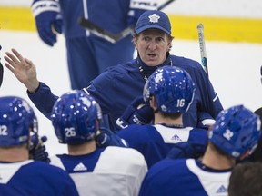 Maple Leafs head coach Mike Babcock talks with his team during the team's workout in Toronto on Dec. 5, 2017. (CRAIG ROBERTSON/Toronto Sun)