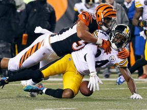 Cincinnati Bengals linebacker Jordan Evans breaks up a pass to Pittsburgh Steelers wide receiver Antonio Brown on Dec. 4, 2017