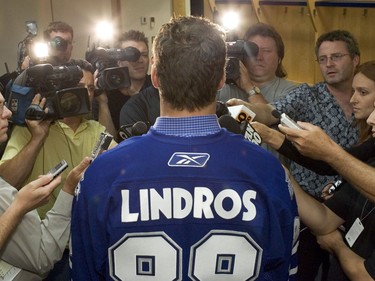 Eric Lindros addresses the media at the Air Canada Centre on Aug. 11, 2005