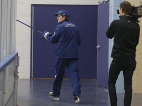 Toronto Maple Leafs coach Mike Babcock smacks the glass to say he is back for practice at the MCC on Monday January 29, 2018. Jack Boland/Toronto Sun