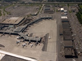 Vue aérienne de l'aéroport de Dorval/Trudeau. It's so easy to get in, it's scary. Airport security