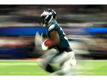 Kenjon Barner #38 of the Philadelphia Eagles runs with the ball against the New England Patriots during the second quarter in Super Bowl LII at U.S. Bank Stadium on February 4, 2018 in Minneapolis, Minnesota.
