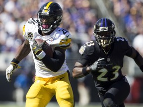 Le'Veon Bell of the Pittsburgh Steelers runs past Tony Jefferson of the Baltimore Ravens at M&T Bank Stadium on Oct. 1, 2017 in Baltimore. (Tasos Katopodis/Getty Images)