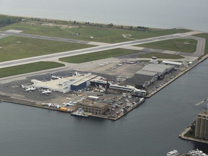 Worker dies after falling off roof of Toronto island airport | Toronto Sun