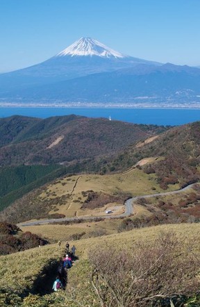On Japan’s Izu Peninsula, walkers descending Mt. Daruma enjoy panoramic views of Mr. Fuji, seen across Suruga Bay. PETER NEVILLE-HADLEY/HORIZON WRITERS’ GROUP