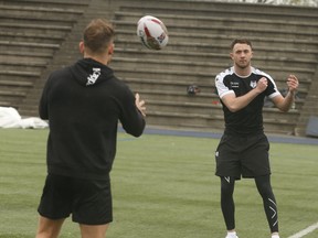 Toronto Wolfpack half backs Ryan Brierley  (R) spins a ball to Rhys Jacks at practice
Jack Boland/Toronto Sun/Postmedia Network)