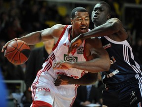 Strasbourg's David Simon vies with Gravelines' Frejus Zerbo during their French ProA basketball match in Strasbourg, eastern France, on Jan. 2, 2010