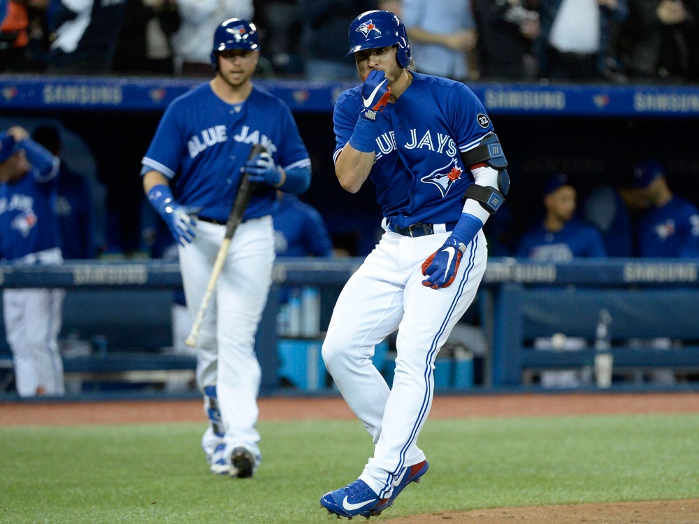 Watch: Line drive goes through Blue Jays' Josh Donaldson's glove