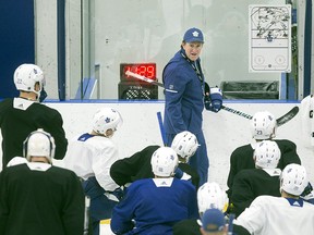 Toronto Maple Leafs head coach Mike Babcock talks to his players during a practice session in Toronto on Monday, April 9, 2018. (THE CANADIAN PRESS/Chris Young)
