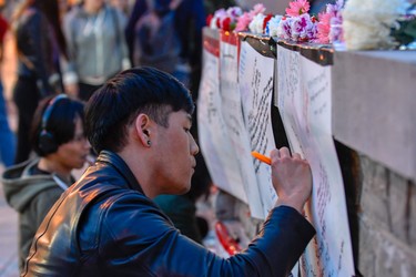 People leave messages of condolence at a makeshift memorial near Yonge and Finch on April 23, 2018 after the van attack. (EXimages/WENN.com)