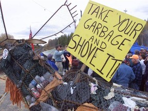 Protesters blockade of the ONR rail line outside the Adams Mine in Kirkland Lake on October 5, 2000.  (Greg HENKENHAF/Toronto Sun files)