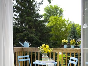 A simple colour story and fresh flowers lifts the mood in this small balcony.