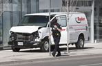 Ein beschädigter weißer Ryder-Van ist nach dem Angriff zu sehen, bei dem am 23. April 2018 im Norden von Toronto 10 Fußgänger getötet wurden.  