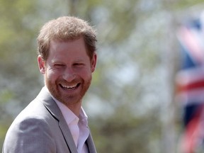 Prince Harry gestures at the 2018 London Marathon on April 22, 2018. (AFP PHOTO)