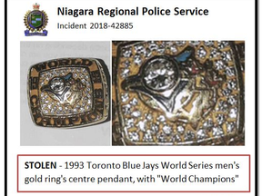 1993 Toronto Blue Jays World Series mens gold rings centre pendant, with "World Champions."