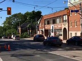 Cars run the red light on Bathurst St. at Nina on June 15, 2018. (twitter.com/g_meslin)