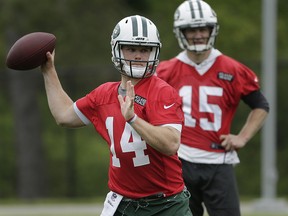 In this May 22, 2018, file photo, New York Jets quarterback Josh McCown, right, watches as quarterback Sam Darnold throws during practice in Florham Park, N.J. (AP Photo/Seth Wenig, File)