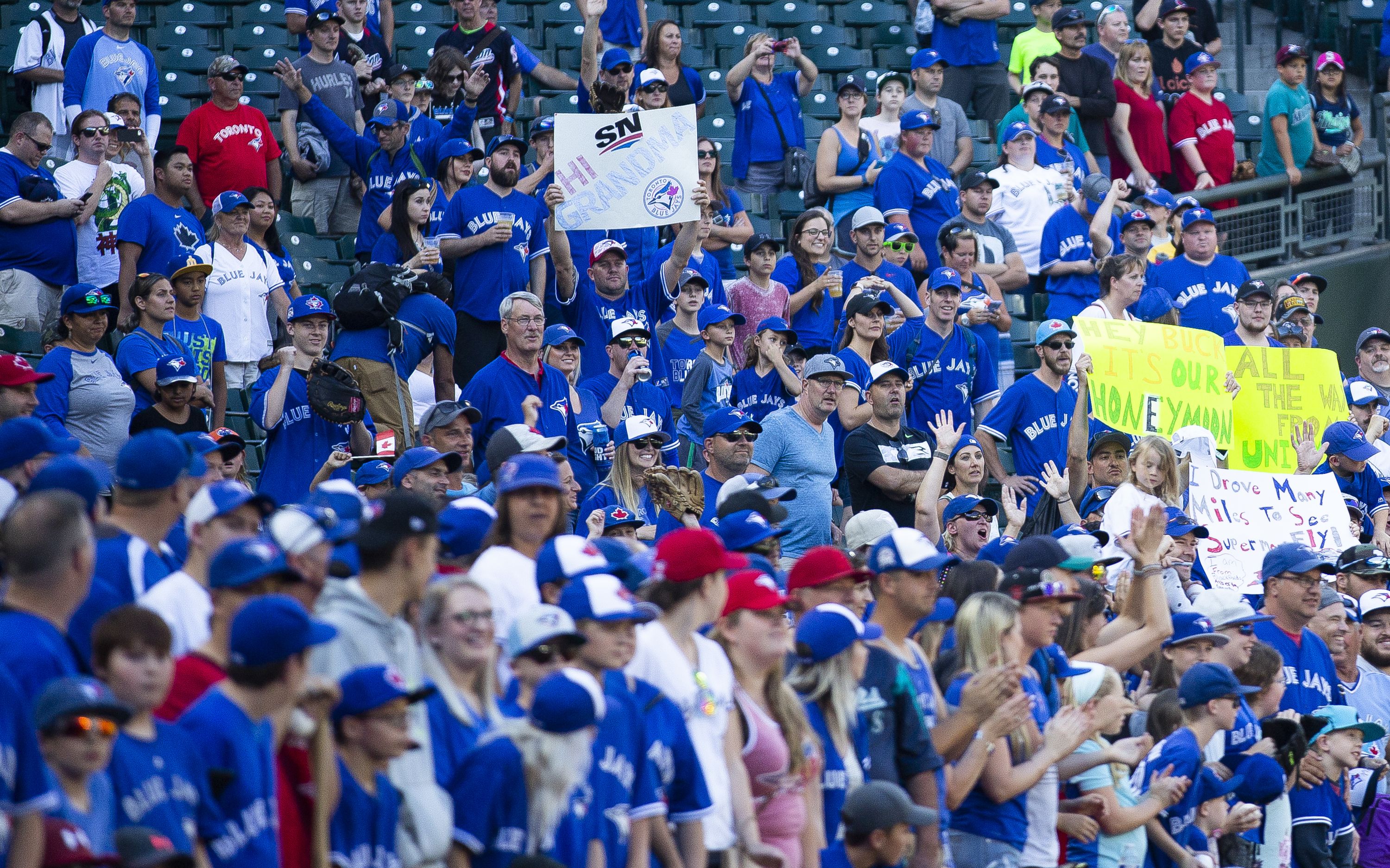 Jays and their fans dump on Mariners table in annual Seattle sojourn