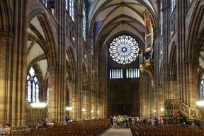 The interior of Strasbourg’s cathedral includes an elaborately carved stone pulpit from the 1400s (lower right) and an exquisite gold-leafed organ (upper right). (Rick Steves photo)
