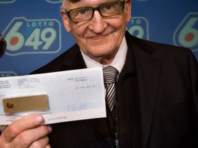 Peter Kaczmarczyk collecting his cheque after his 2010 Lotto 6/49 win. (Stan Behal/Toronto Sun)