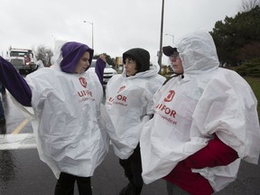 GM workers block the exit from the GM plant on Stevenson St. in Oshawa after hearing the company plans on shutting down the plant on Monday November 26, 2018. Craig Robertson/Toronto Sun