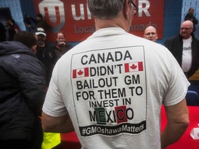 A worker wears a t-shirt during a union  information session in Oshawa. ( AFP Photo)