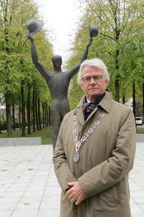 ‘You must remember’, says Mayor John Berends, in front of ‘The Man With Two Hats’, a 4.6-meter bronze statue erected in 2000 in the city of Apeldoorn, with a copy in Ottawa in 2002, is dedicated to ties between the Netherlands and Canada. Ian Robertson photo