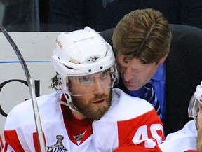 Mike Babcock, then head coach of the Detroit Red Wings, talks with Henrik Zetterberg during he 2009 NHL Stanley Cup final
(HARRY HOW/Getty Images files)