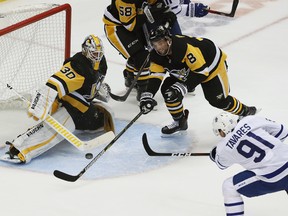 Pittsburgh Penguins goaltender Matt Murray blocks a shot by Maple Leafs' John Tavares during the first period in Pittsburgh, Saturday, Nov. 3, 2018. (AP PHOTO)