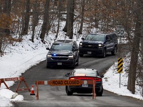 Die Regionalpolizei von Niagara, OPP und die SIU nehmen an einer Szene teil, in der ein Beamter der Regionalpolizei von Niagara am 29. November von einem anderen Polizisten erschossen wurde. (THE CANADIAN PRESS)