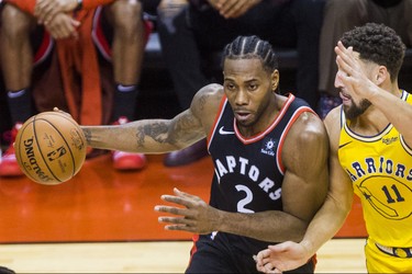 Toronto Raptors Kawhi Leonard during 1st half action against the Golden State Warriors Klay Thompson at the Scotiabank Arena in Toronto, Ont. on Thursday November 29, 2018. Ernest Doroszuk/Toronto Sun/Postmedia