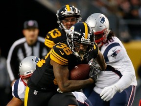 Jaylen Samuels of the Pittsburgh Steelers carries the ball against the New England Patriots on Sunday. (GETTY IMAGES)