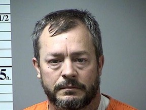 Dieses undatierte Foto, das von der Staatsanwaltschaft von St. Charles County zur Verfügung gestellt wurde, zeigt den Verdächtigen Richard Darren Emery. Der Mann aus der Gegend von St. Louis erschoss seine Freundin, ihre beiden kleinen Kinder und ihre Mutter in dem Haus, das sie alle teilten, teilten die Behörden am Samstag, den 29. Dezember 2018 mit. Die Staatsanwaltschaft erhob 15 Anklagen gegen Emery aus St. Charles, Missouri, darunter die erste -Grad Mord, Körperverletzung und versuchter Raub. (Staatsanwaltschaft von St. Charles County via AP)
