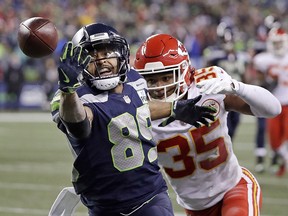 Seattle Seahawks wide receiver Doug Baldwin (89) makes a catch ahead of Kansas City Chiefs cornerback Charvarius Ward, right, Sunday, Dec. 23, 2018, in Seattle. (AP Photo/Elaine Thompson)