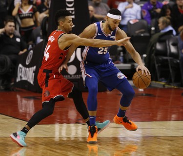 Toronto Raptors Danny Green SG (14) defends against Philadelphia 76ers Ben Simmons PG (25) during the third quarter in Toronto, Ont. on Thursday December 6, 2018. Jack Boland/Toronto Sun/Postmedia Network