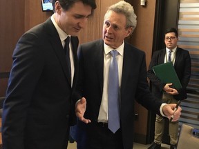 Prime Minister Justin Trudeau (left) with hockey legend Paul Henderson. (Twitter)