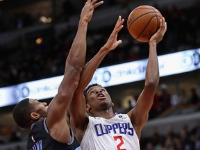 L.A. Clippers' Shai Gilgeous-Alexander shoots against Chicago Bulls' Kris Dunn last week. (GETTY IMAGES)