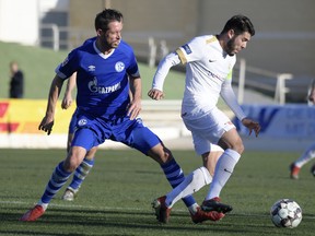 Alejandro Pozuelo (right) fight for the ball during a friendly game between Genk and Schalke 04 last month. (GETTY IMAGES)