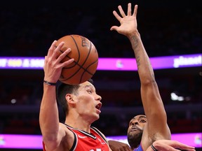 Raps’ Jeremy Lin (left) has 17 three-point attempts and zero makes with Toronto. (GETTY IMAGES)