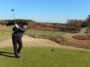 Brad King lets ‘er rip on the scenic opening hole at Tobacco Road Golf Club in Sanford, N.C. (KEVIN HANN)